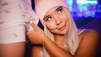 Eine Süß Aussehende Blondine Ist Bereit, Die Wünsche Ihres Stiefbruders Für Dich Zu Erfüllen