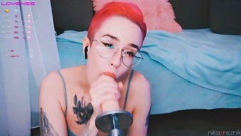 Bedårande Tomboy Njuter Av Oralsex Med En Knullmaskin