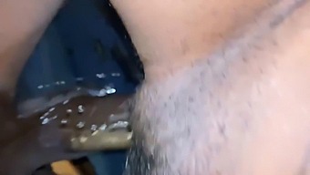 Uma Mulher Madura Seduz O Filho De Sua Amiga Enquanto Ele Está Fazendo Compras.