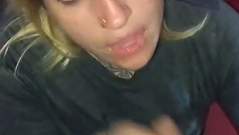 Gozada No Rosto Bonito Com Olhos Verdes Após O Prazer Oral.
