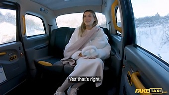 Krásna Modelka V Spodnom Prádle Dostane Drsnú Jazdu Od Taxikára